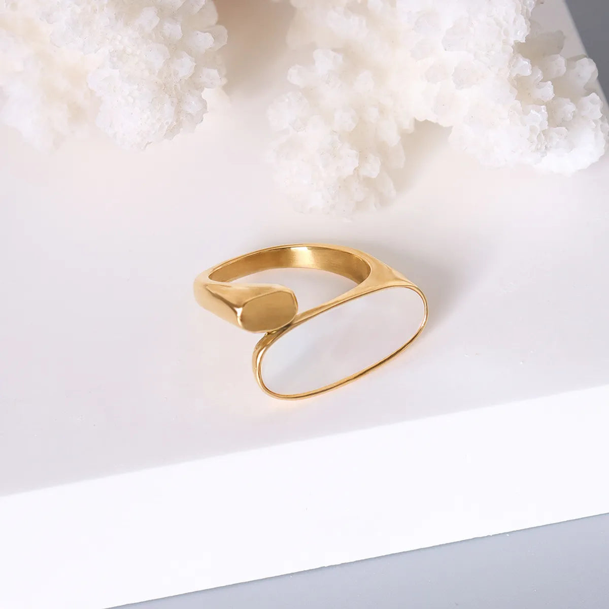 Elegant and delicate women's rings-European And American Titanium Steel Plated 18k Gold Jewelry White Sea Shell Oval Ring